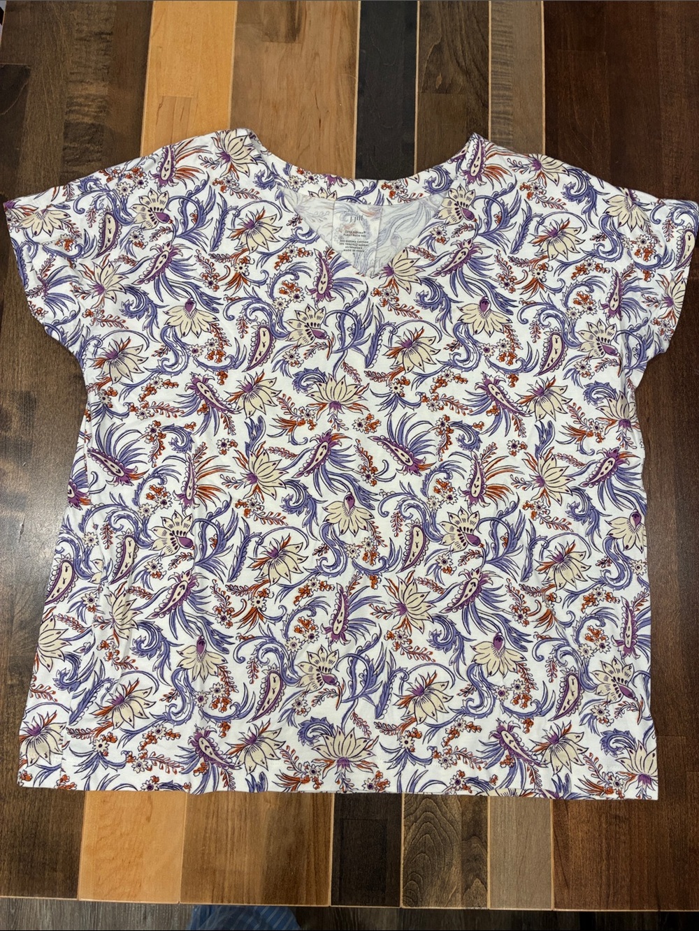 Women’s White Floral Paisley V-Neck Short Sleeve Top